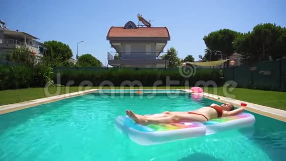 在游泳池里打日光浴的女人视频的预览图