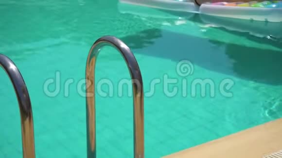 夏日里躺在泳池里的女人视频的预览图