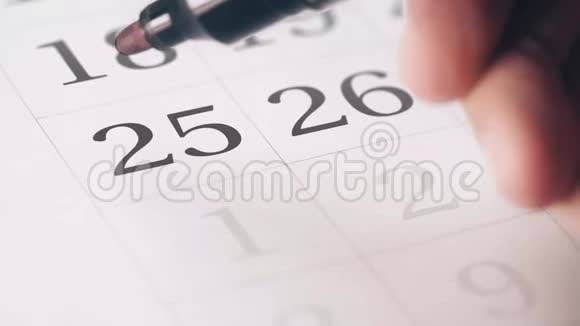 在日历中每月25日的第二十五天画红圈视频的预览图
