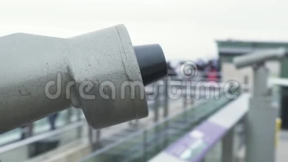 旅行者女用维多利亚峰上的旅游望远镜观察香港城市全景旅游妇女看望远镜视频的预览图