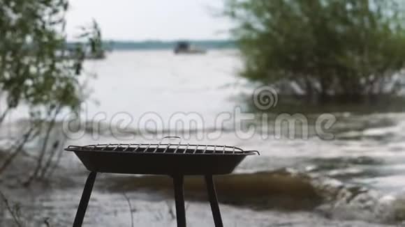 在暴风雨中在湖上空烧烤视频的预览图