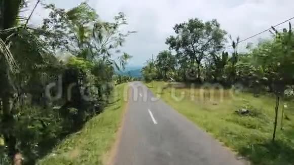 一路旅行在马来西亚的道路视频的预览图
