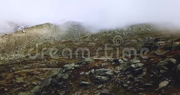 多雾的山谷薄雾阿尔卑斯山的风景雪蒙蒙蒙的夏莫尼克斯北法文和瑞士文视频的预览图