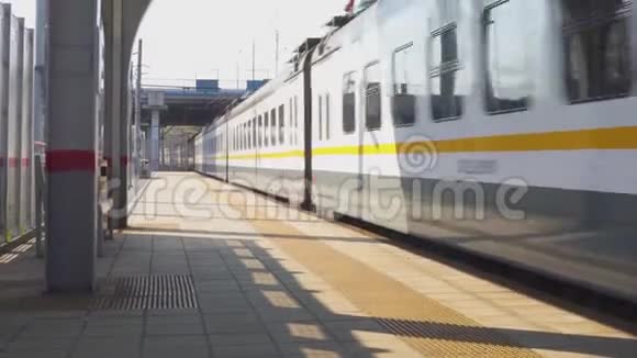 火车在晴天到达地面火车站视频的预览图