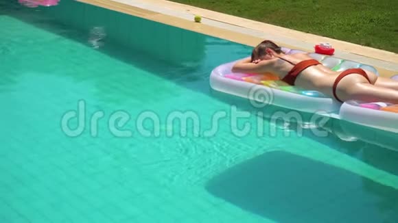 女人躺在泳池里尽情享受夏日视频的预览图