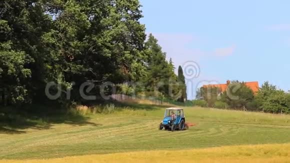 蓝色拖拉机干草干草靠近森林乡村景色捷克风景视频的预览图