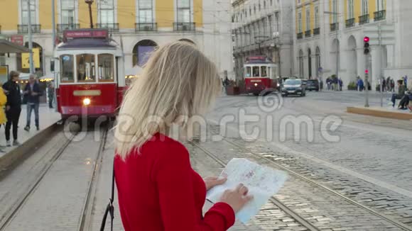 年轻女子去里斯本旅行视频的预览图