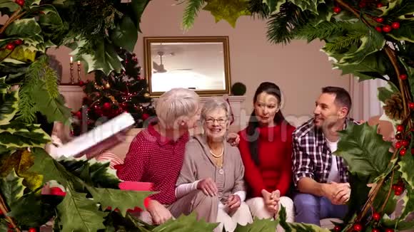 带树边界的家庭圣诞晚餐视频的预览图