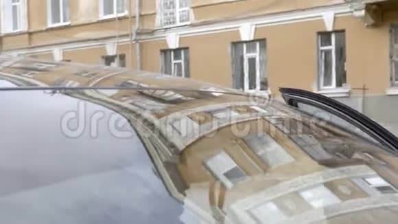 优雅的年轻女子下车行动从豪华车里出来的欧洲女人视频的预览图