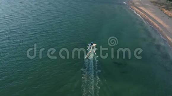绿松石绿海中的摩托艇视频的预览图