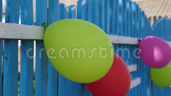 五颜六色的气球装饰篱笆节日装饰儿童假期气球乡村房子美丽美丽视频的预览图