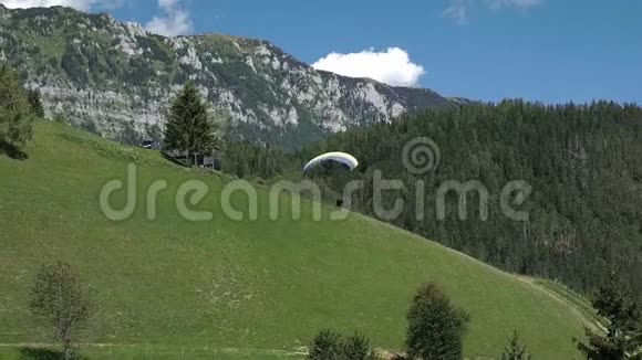 在山上飞翔滑翔伞在高山景观中自由和冒险的概念视频的预览图