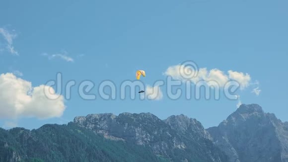 在山上飞翔滑翔伞在高山景观中自由和冒险的概念视频的预览图