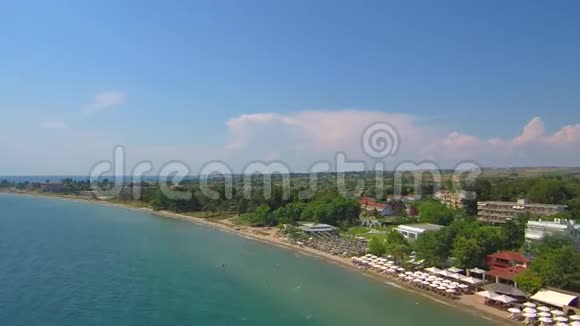 希腊塞萨洛尼基地区夏季带蓝色海水的海滩鸟瞰图用无人驾驶飞机前进视频的预览图