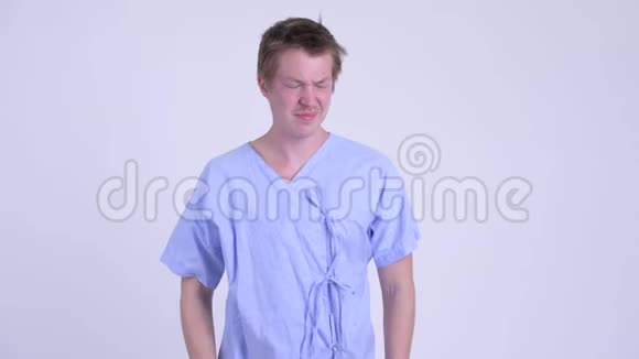 年轻压力男性患者颈部疼痛的肖像视频的预览图