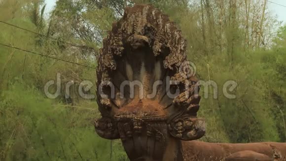 柬埔寨斯潘普拉托斯雕刻石像视频的预览图