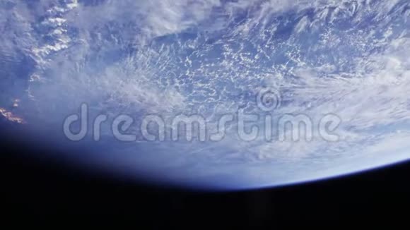 从太空看到的地球卫星的POV视频的预览图