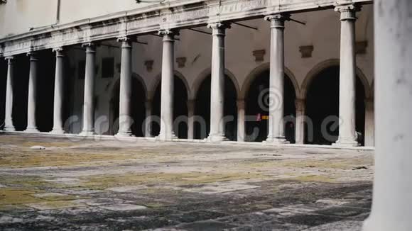 在意大利威尼斯在美丽的古建筑露台上漫步带着古董柱子视频的预览图