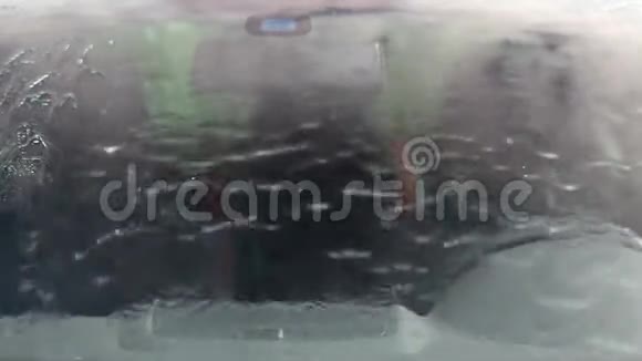 汽车玻璃上的纳米技术湿窗后快速干燥前景视频的预览图