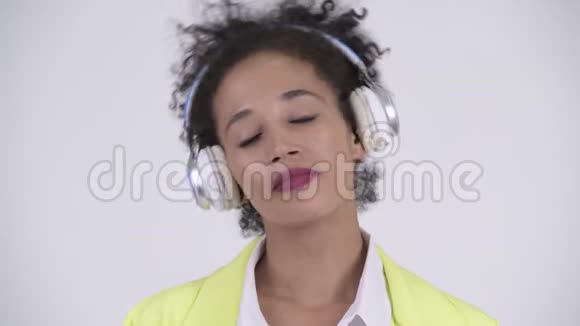 年轻快乐的非洲女商人听音乐的脸视频的预览图
