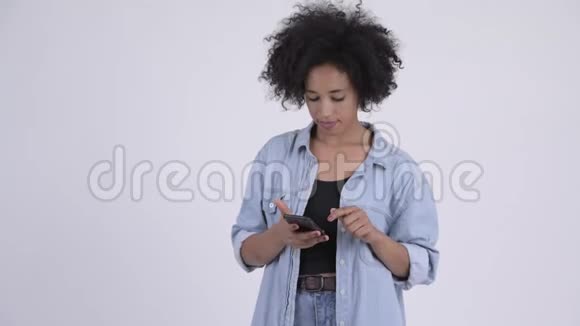 年轻快乐的非洲女人视频通话显示电话视频的预览图