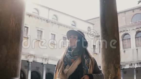 幸福职业女记者带着相机在威尼斯老城的古建筑里用古董柱子拍照视频的预览图