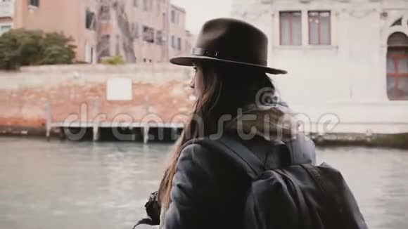 在威尼斯奇妙的贡多拉游游游中美丽的高加索摄影师女性在拍摄照片视频的预览图
