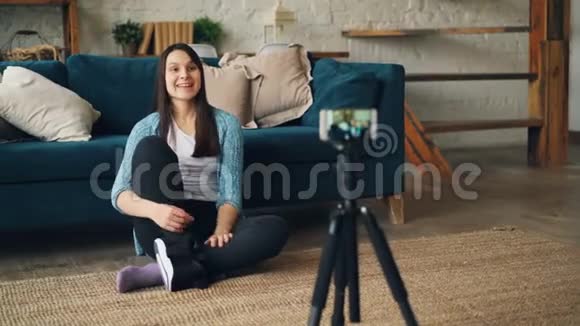 吸引人的vlogger女士正在使用智能手机相机记录关于虚拟现实眼镜的视频女孩拿着东西视频的预览图