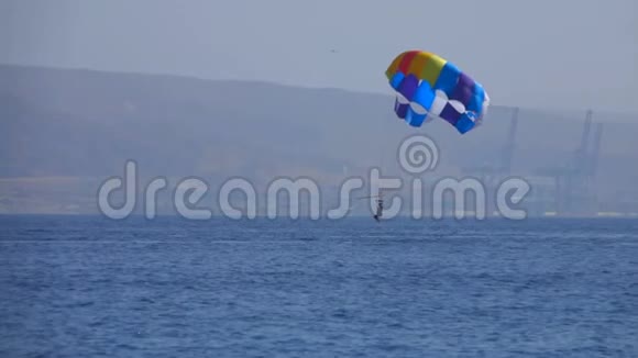乘特殊降落伞飞越海面的人视频的预览图