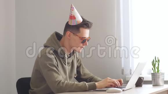 程序员的生日在他生日那天在笔记本电脑上工作的商人视频的预览图