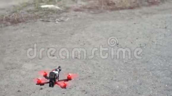 男飞行员在空中起飞FPV自由式无人机视频的预览图