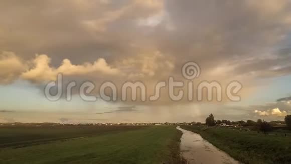 荷兰古达附近一场傍晚秋雨的时间流逝夕阳照耀下视频的预览图