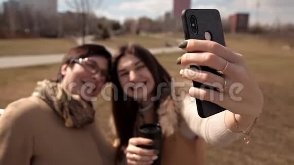 夏天妈妈和成年女儿在公园里自拍疯狂地笑着快乐而积极的情绪父母视频的预览图