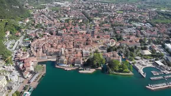 空中观景意大利北部的度假小镇里瓦德尔加德这座城市中世纪的部分位于视频的预览图