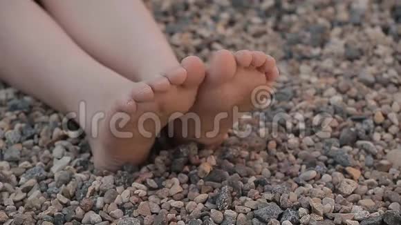 儿童脚石头背景高清镜头视频的预览图