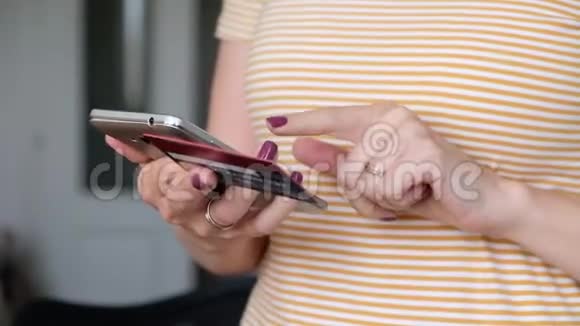 网上银行与智能手机使用智能手机轻松支付女人用信用卡在线购物双手合拢视频的预览图