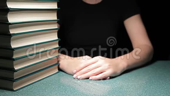 女子手书平板大理石背景高清镜头视频的预览图