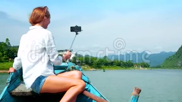 长辫子的后侧女孩在船头自拍视频的预览图