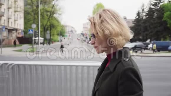 悲伤的女人走在城市的街道上视频的预览图