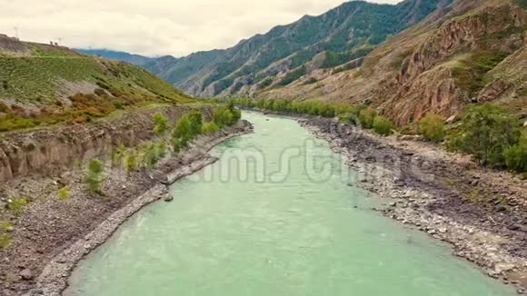 全景山河自空在山上的河流上空飞行从上面射河飞行飞行视频的预览图