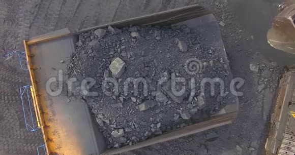 俯视挖掘机装煤视频的预览图