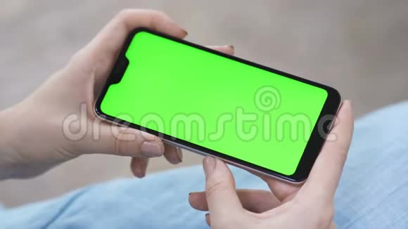 使用智能手机水平显示空白绿色屏幕视频的预览图