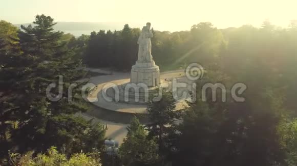 鸟瞰保加利亚瓦尔纳海花园万神殿纪念碑视频的预览图