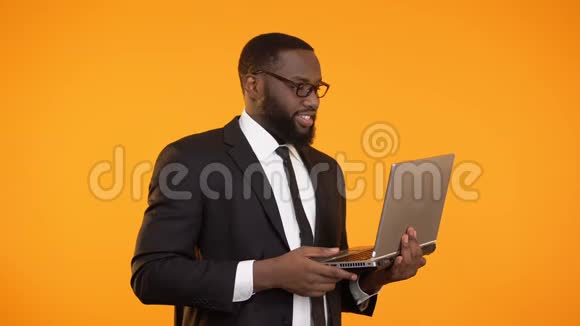 成功的非裔美国商人拿着笔记本电脑竖起大拇指视频的预览图