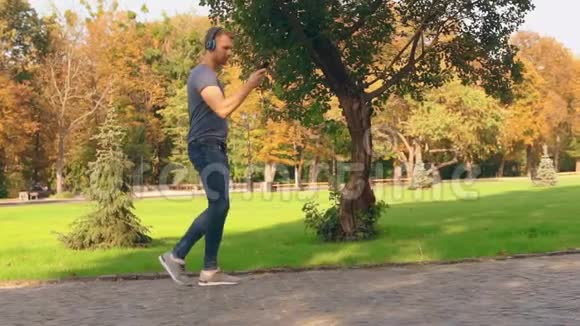 使用移动侧视在街上行走的人视频的预览图