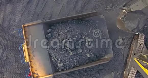 俯视挖掘机装煤视频的预览图