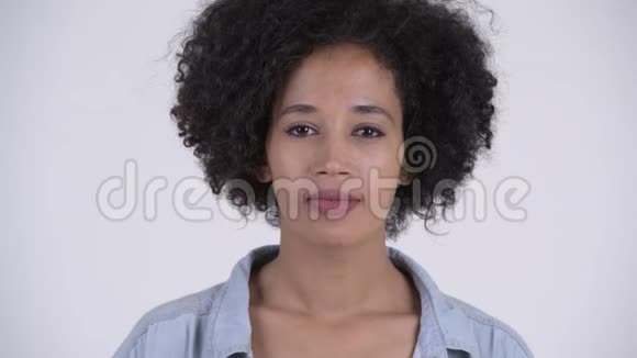 年轻漂亮的非洲女人对着镜头说话视频的预览图