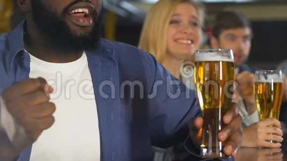 快乐的人在酒吧里喝啤酒看足球比赛庆祝进球视频的预览图