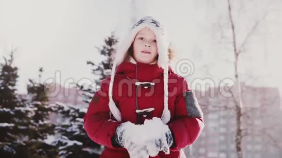 可爱的特写照片可爱的高加索小女孩穿着冬衣在空中飞雪慢动作很有趣视频的预览图
