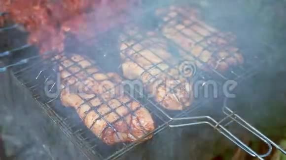 多汁的肉在烤架上煎烟熏鸡肉和牛肉视频的预览图